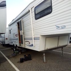 Live In This Jayco 2000 Travel Trailer Or Use Your Own 