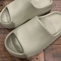 YEEZY SLIDES RESIN • SIZE 5