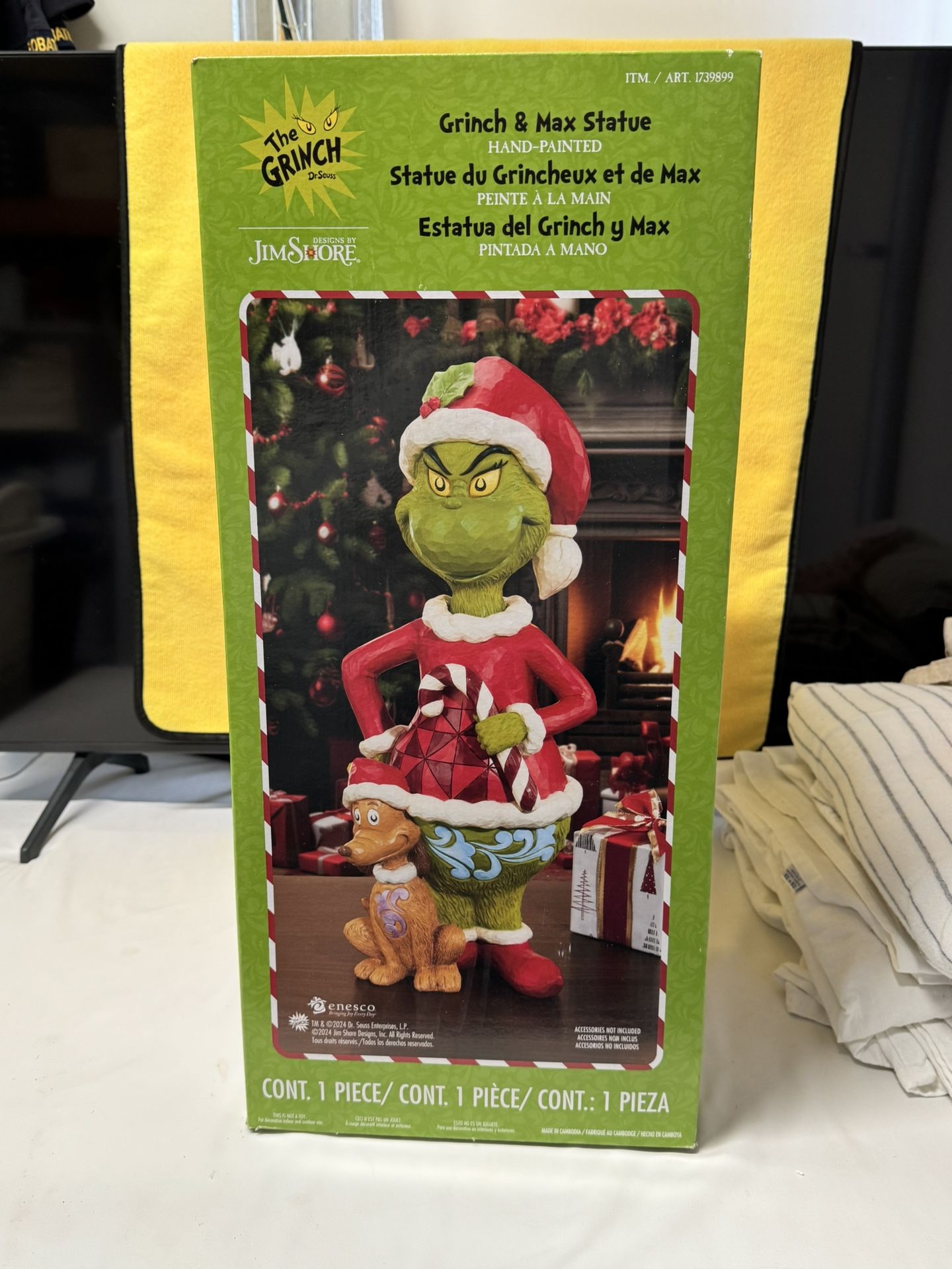 Grinch & Max Statue