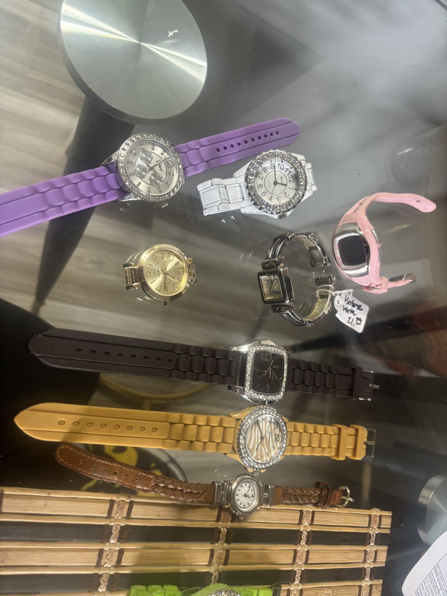 lot of 9 watches reloj mens ladies. Needs change of battery