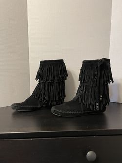 Juicy Couture womens 8 black suede moccasin boots with fringe 