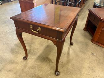 HICKORY CHAIR COMPANY Vintage Mahogany Queen Anne Style Accent Table with Drawer and Brass Swing Pull
