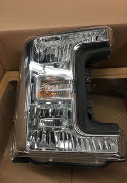 2018 Ford F-350 headlight right side
