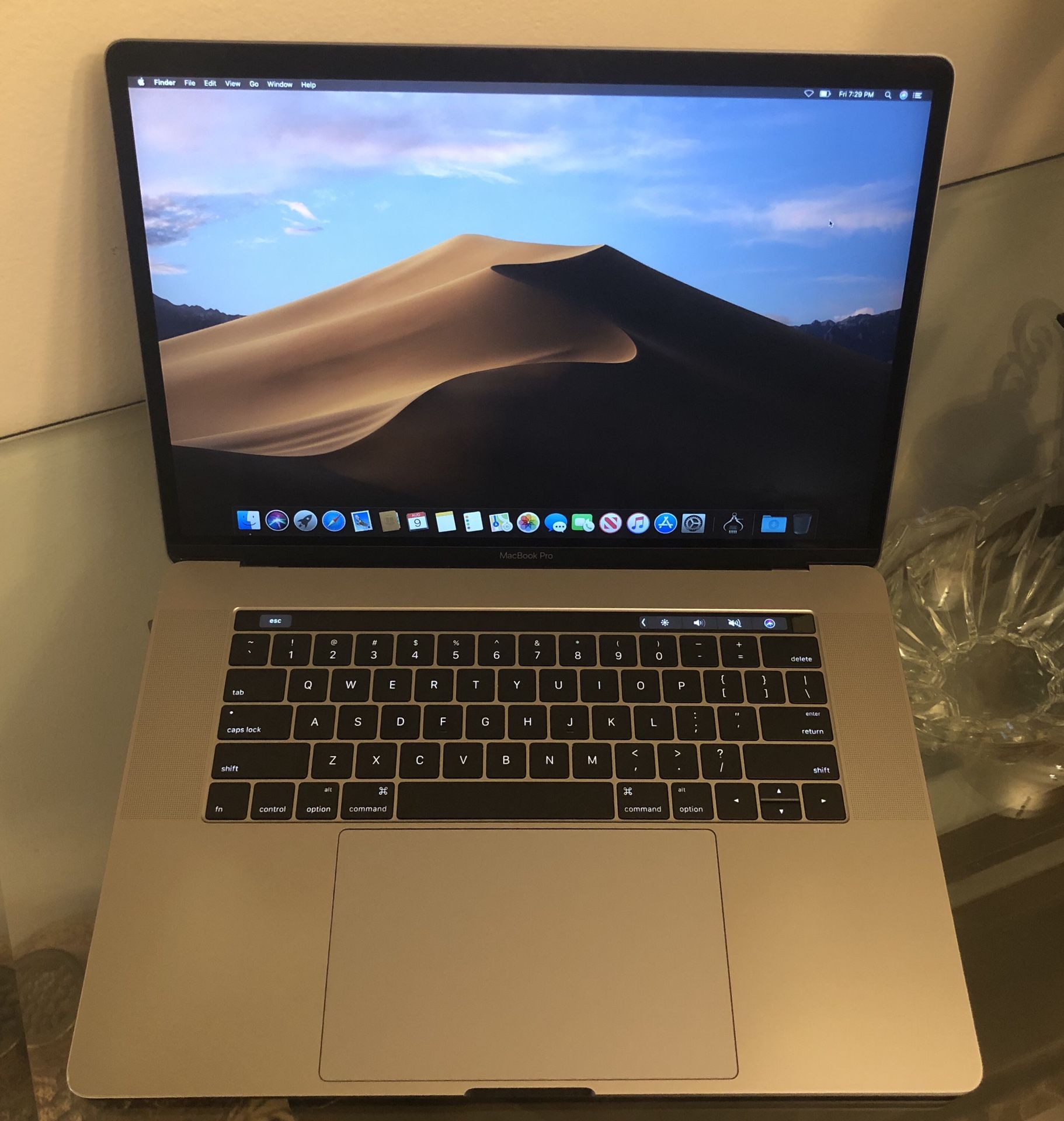 MacBook Pro (Touch Bar 15-inch ( Intel i7 -16GB) 2016