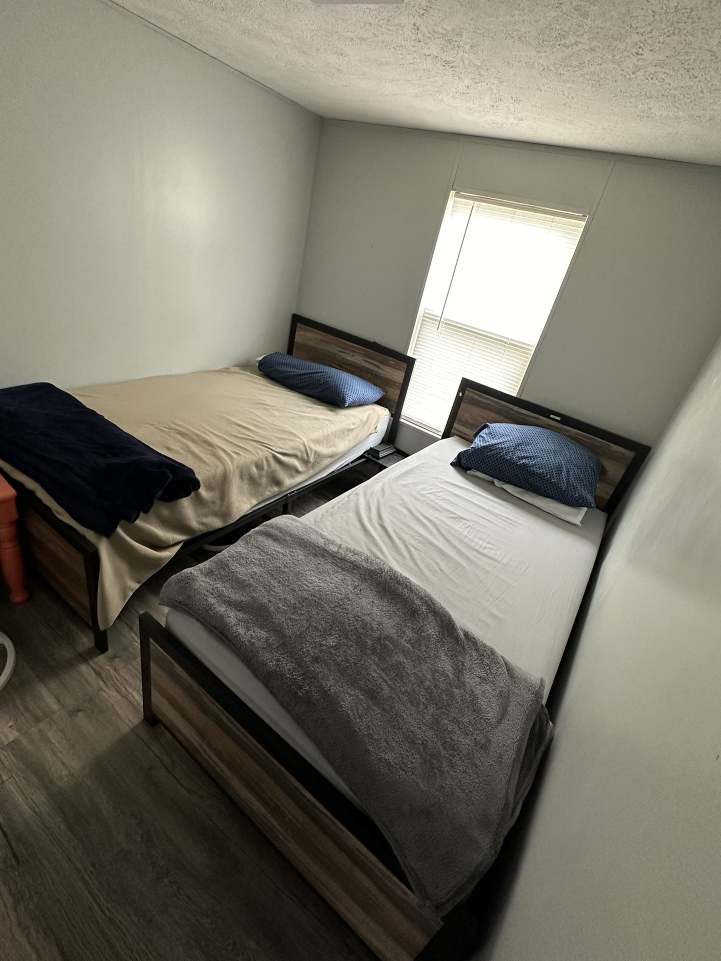 Two Twin Beds With Two Mattress