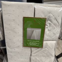 Kate Spade Nine-Piece Tablecloth Set 