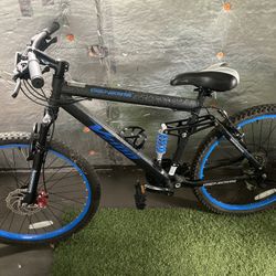 Genesis V2100 Mountain Bike Excellent Like New Condition 