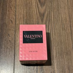 Valentino Donna Born In Roma Eau de Parfum with Bourbon Vanilla & Jasmine