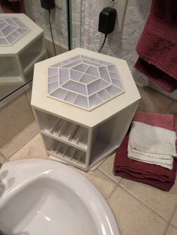Lazy susan lipstick holder