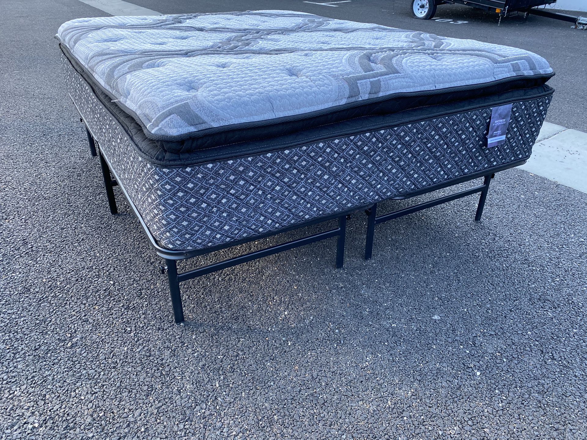 Queen Size Bed ! Pillow top mattress and metal platform frame ! Queen Bed ! Queen size pillow top mattress ! Queen Bed ! Free delivery