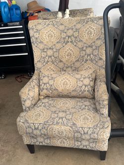 Dos sillones 3 mesitas y decoración todo por $240