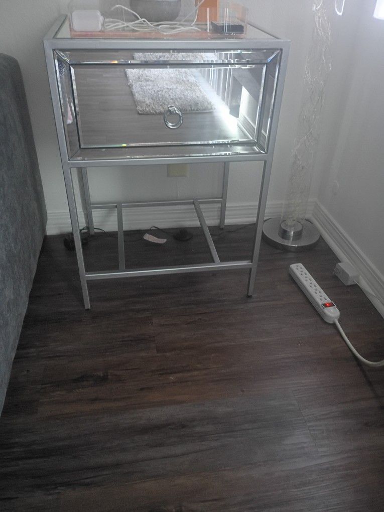 🖤 Modern Glass End Tables – Living Room or Bedroom | WEHO/Hollywood/Beverly Hills
