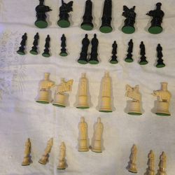 1947 Kingsway Florentine 11th Century Replica vintage  Figures Chess pieces NO Board 30 pieces