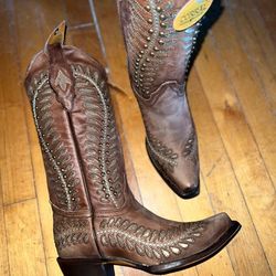 The Lakyn Corral Western Boots Gold Glitter Inlay Embroidery and Studs Women's Size 7.5