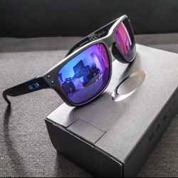 New Oakleys  Box, Pouch Cloth All Included