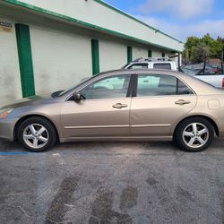 Honda accord  2005 
177500 millas transmicion automática 