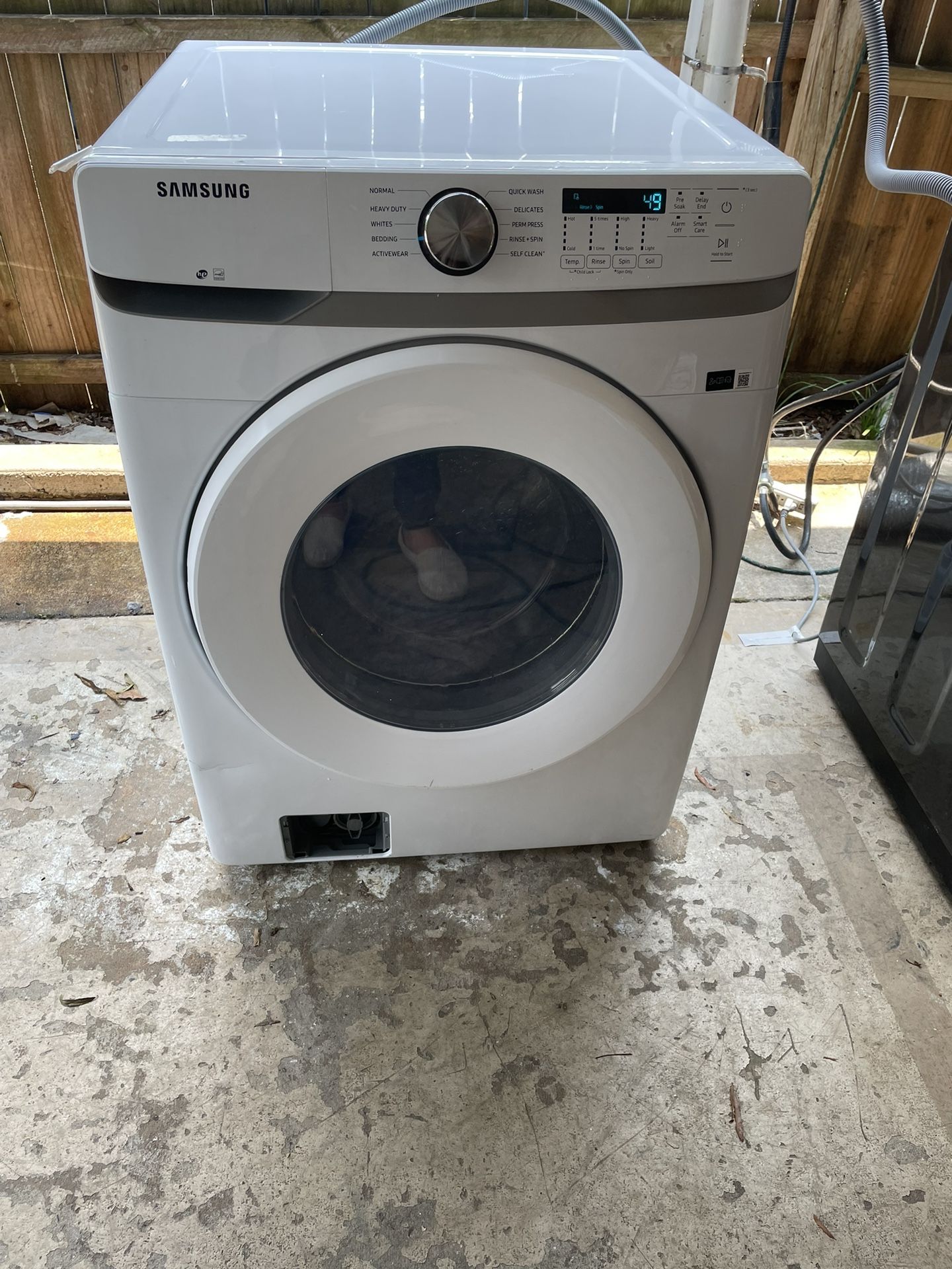 Scratch And Dent Samsung Front Load Large Capacity Washer!