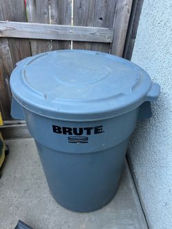 Rubbermaid Commercial Products BRUTE heavy-duty round trash can with a matching lid