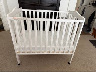 Folding portable mini baby crib with mattress