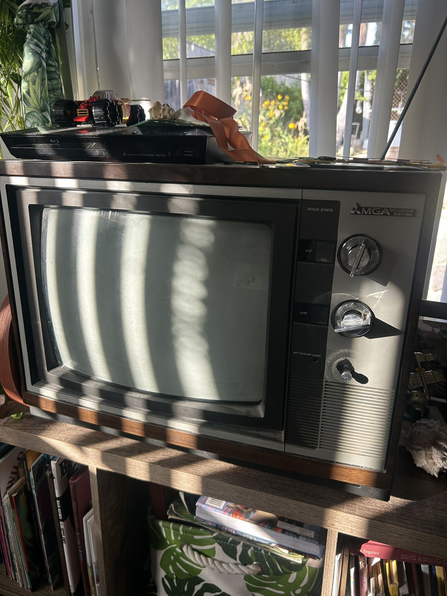 Vintage TV - Mitsubishi MGA (Color)