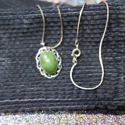 Vintage Jade Cabochon Pendant Necklace 