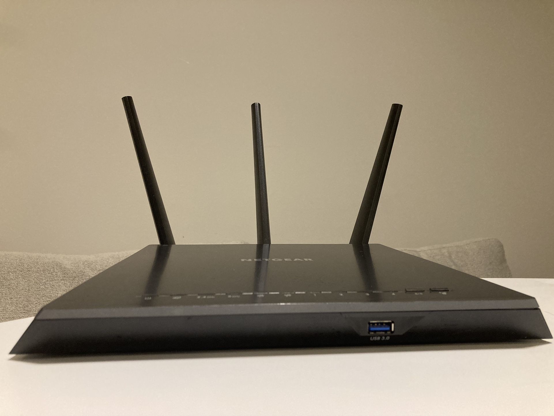 NETGEAR Nighthawk Smart Wi Fi Router (R7000) AC1900 Wireless Speed (Up to 1900 Mbps) Up to 1800 Sq Ft Coverage & 30 Devices 4 x 1G Ethernet