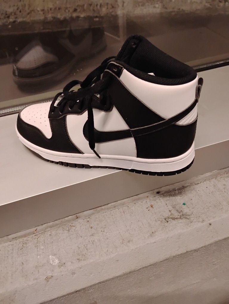 Jordan 1s Female Size 6,7,71/2,9