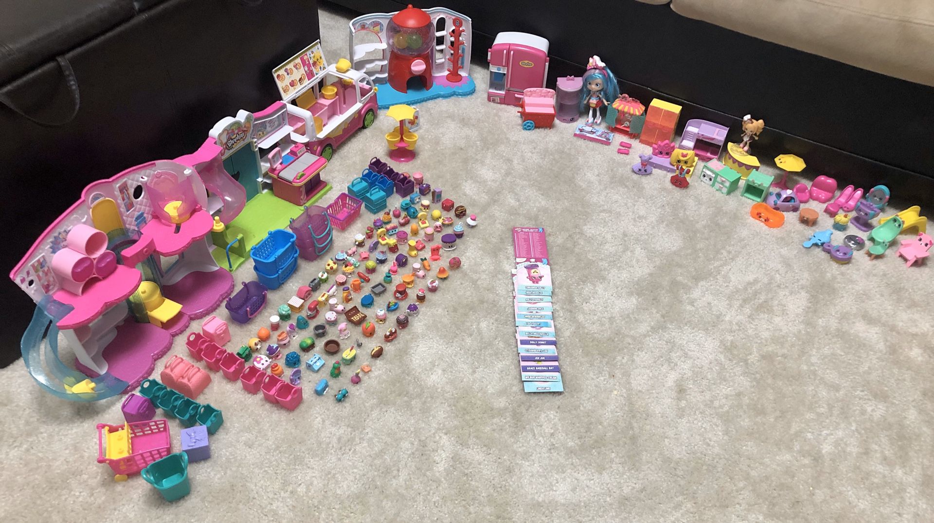 Huge Shopkins lot in like new conditions