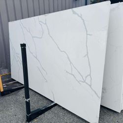 QUARTZ STONE SLABS SUPER JUMBO IN CALACATTA CARRARA MARBLE 📏Each slabs cover  75.7 sq.ft, Thickness 3 cm 🔥Price $999 per Slab🔥 