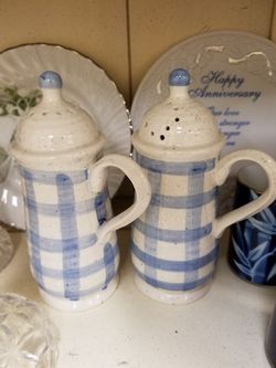 Country living salt and pepper shakers