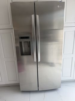 LG Stainless Steel Refrigerator . Very Good Condishion!