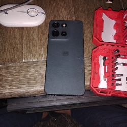 Motorola 2025 BROKEN SCREEN PARTS ONLY NO STYLUS. Unlocked  Password 8157