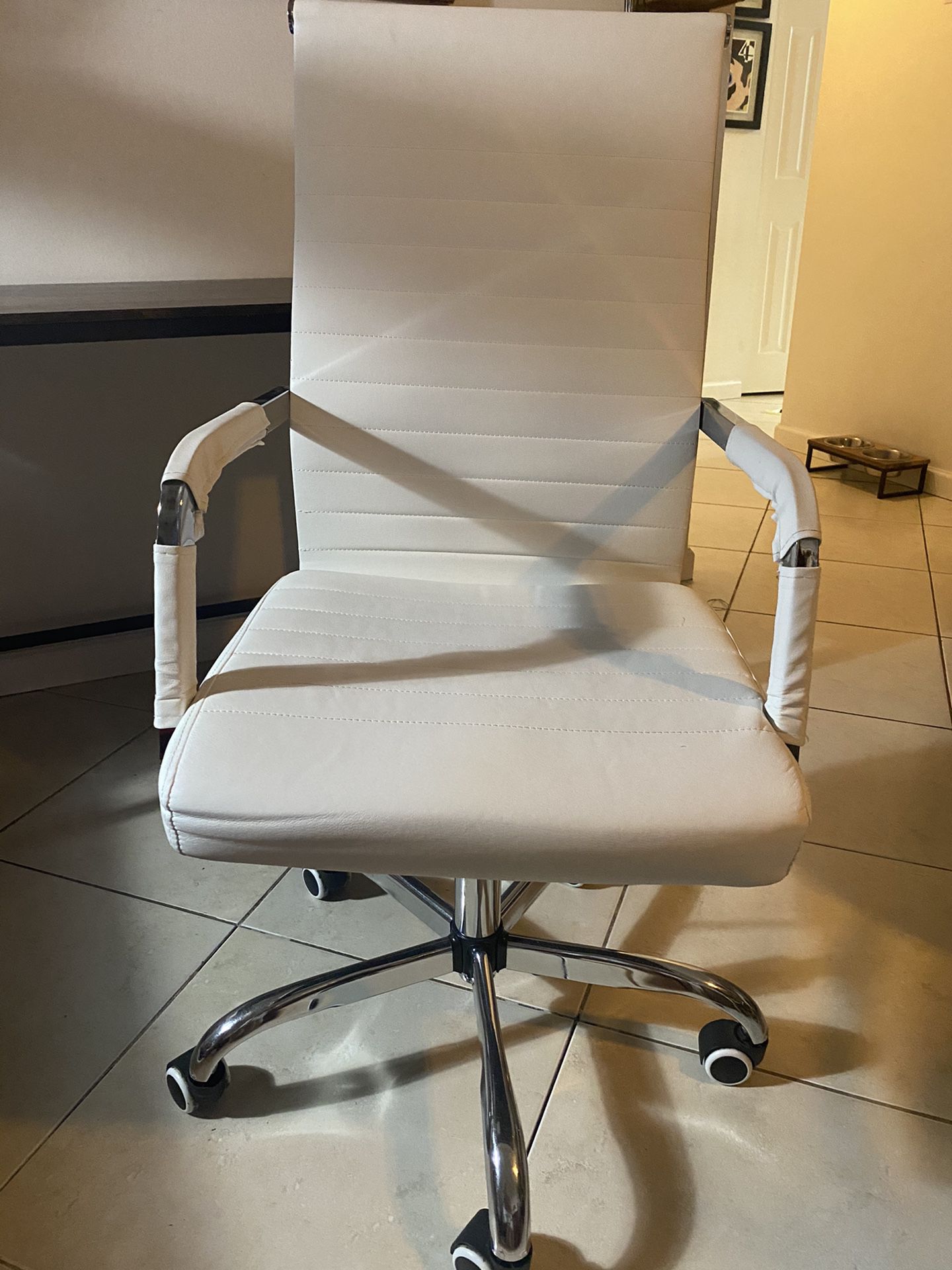 Renda mid-back ribbed conference chair