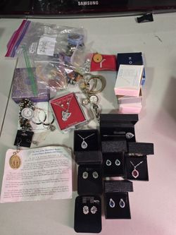 Assorted jewelry