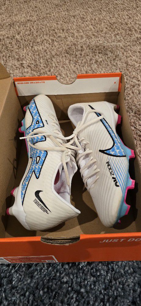 Excellent Condition Soccer Cleats  Size 7.5