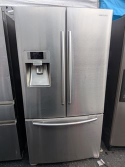 Counter depth Samsung refrigerator/3 months of warranty and free local delivery