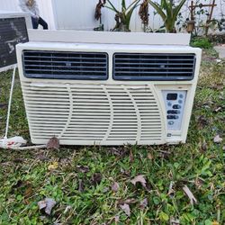 May tag 4000 Btu Air Conditioner 