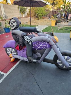 Home Accents 7.2 Ft Lighted Reaper On Motorcycle Halloween Airblown