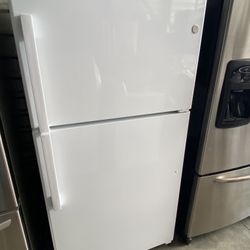 Like New Front Load Ge Refrigerator Top Bottom Door  22 Cu.ft 