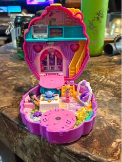 Polly Pocket Compact Playset with Figures