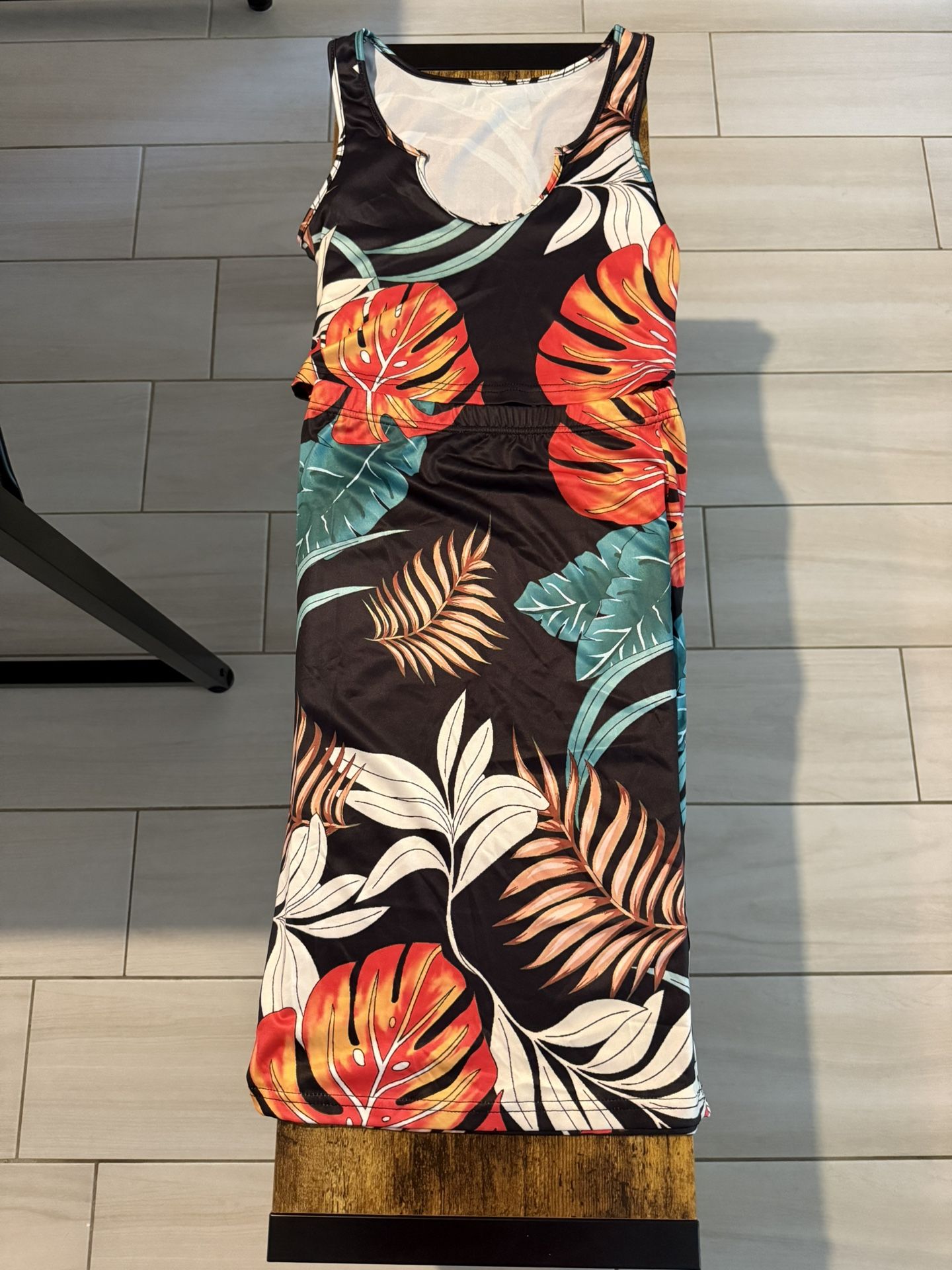 🌺 Tropical Print Sleeveless 2-Piece Skirt & Top – Size Small