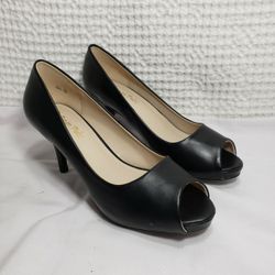 Dream Paris black high heel shoes size 8 . 