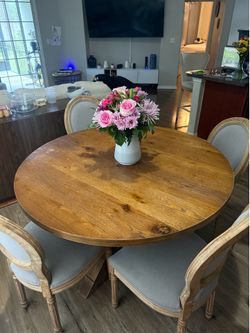 Round dining table