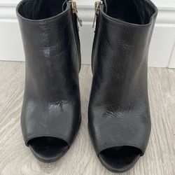 Burberry Women Black booties. Size US 7