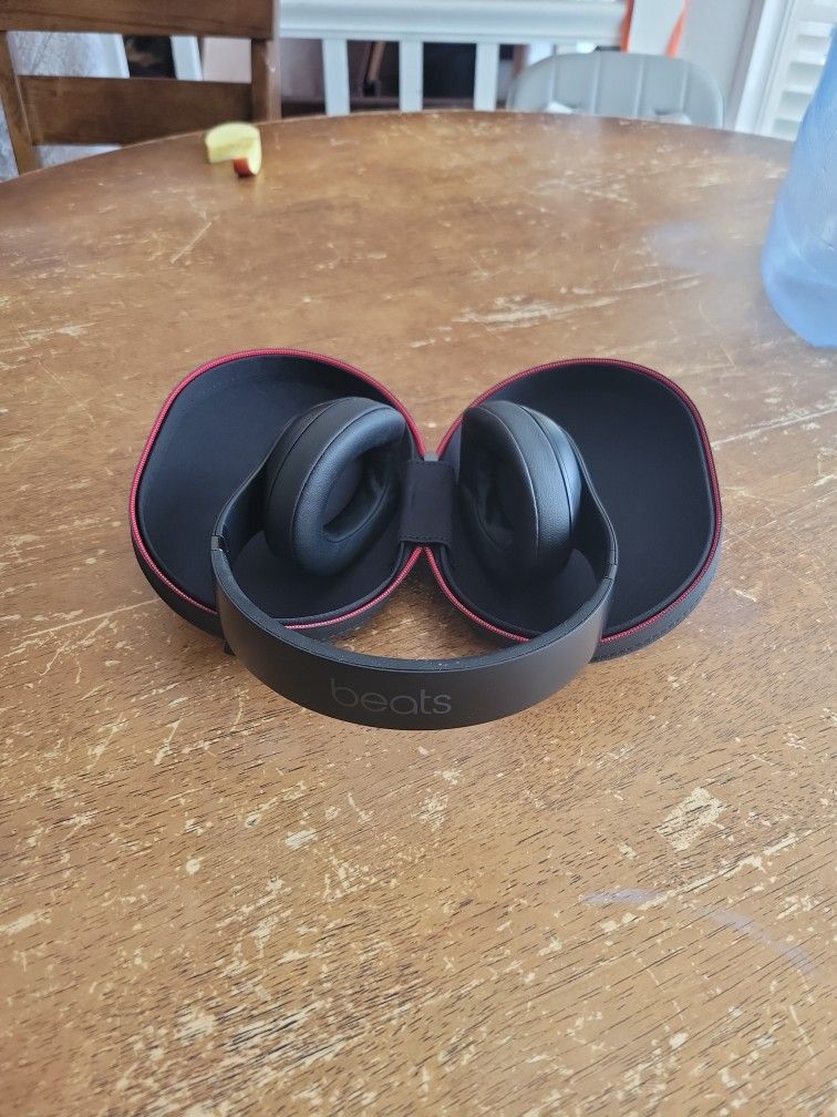 Beats STUDIO 3   $110 OBO Like NEW