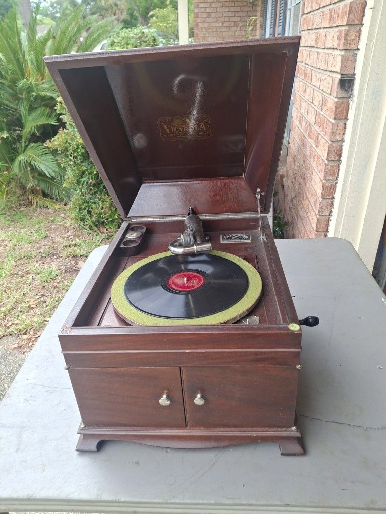 1904 VICTOR PHONOGRAPH IN WORKING CONDITION