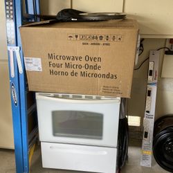 Electric Stove And Matching Microwave 