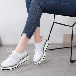 Women Patent Leather Lace Up Oxford Shoes Vintage Wingtip Platform Shoes Round Toe Comfortable British Style Oxford Formal Work Shoes