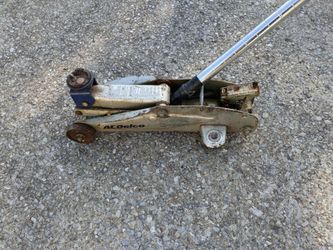 Acdelco 2-ton hydraulic car jack with stainless steel handle.