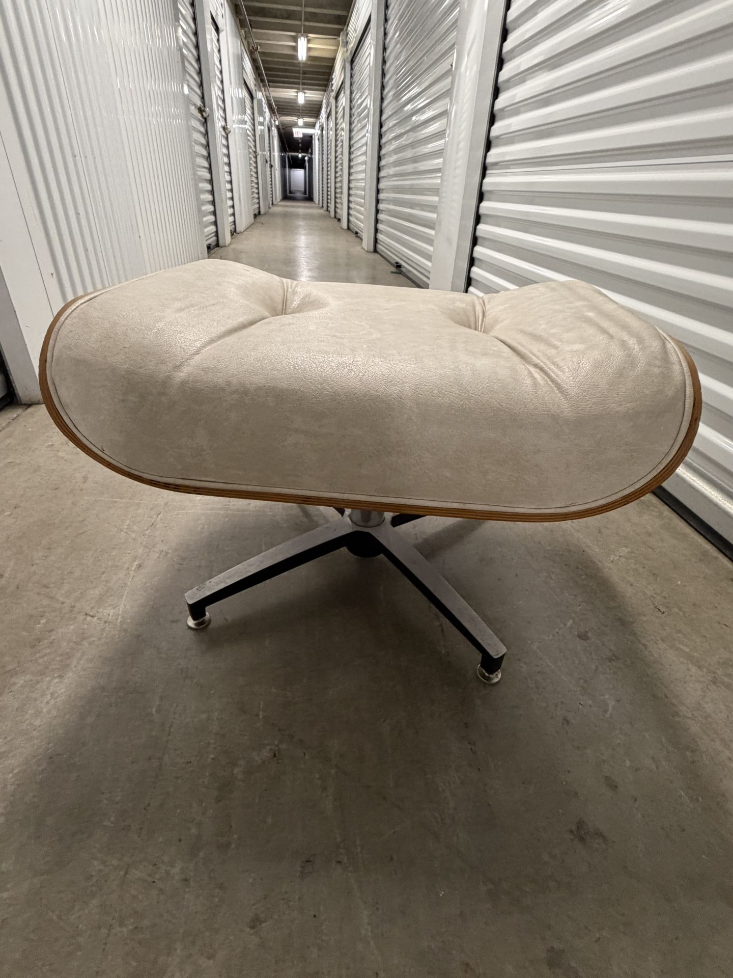 Vintage Eames Ottomon-Replica